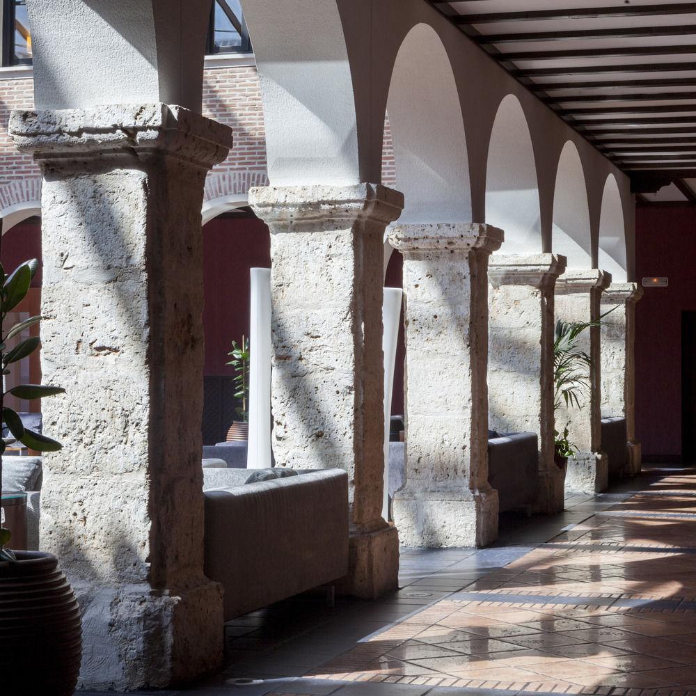 Ac 호텔 팔라시오 데 산타 아나 바야돌리드 외부 사진 The cloister of the University of Valencia