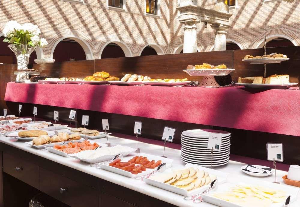 Ac 호텔 팔라시오 데 산타 아나 바야돌리드 외부 사진 A buffet at a hotel