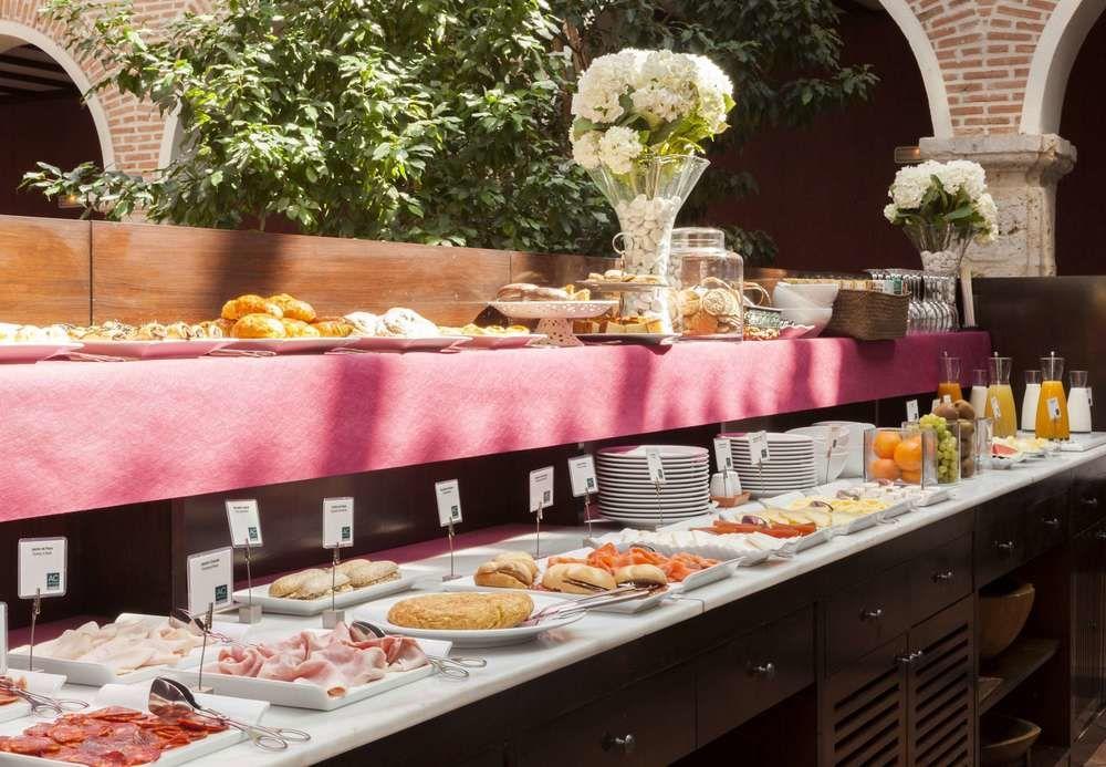 Ac 호텔 팔라시오 데 산타 아나 바야돌리드 외부 사진 A tapas bar in Madrid