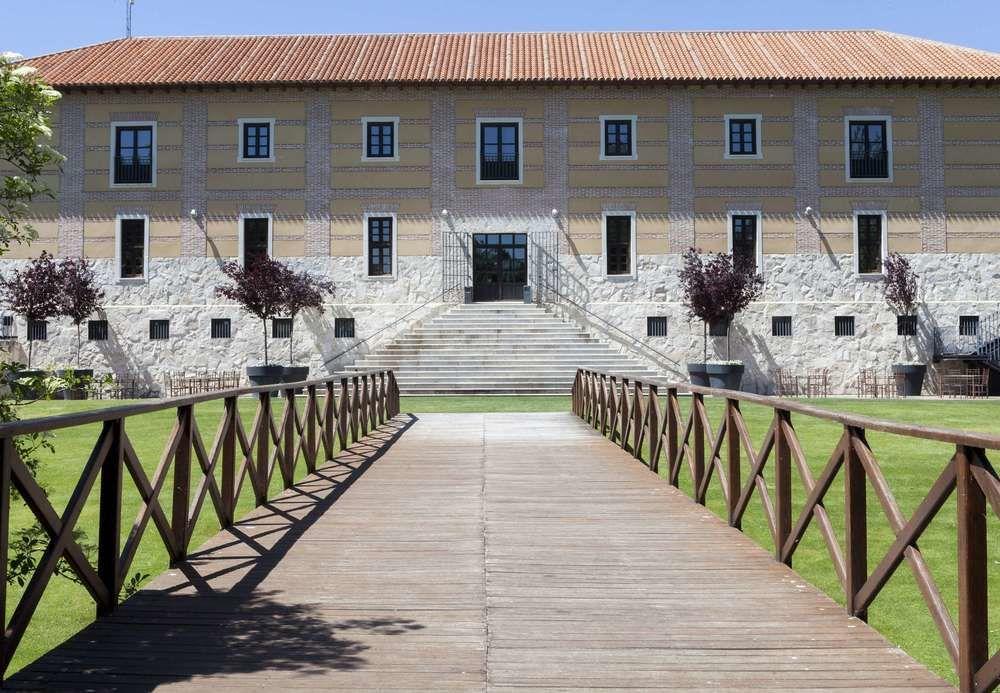 Ac 호텔 팔라시오 데 산타 아나 바야돌리드 외부 사진 The main entrance of the castle