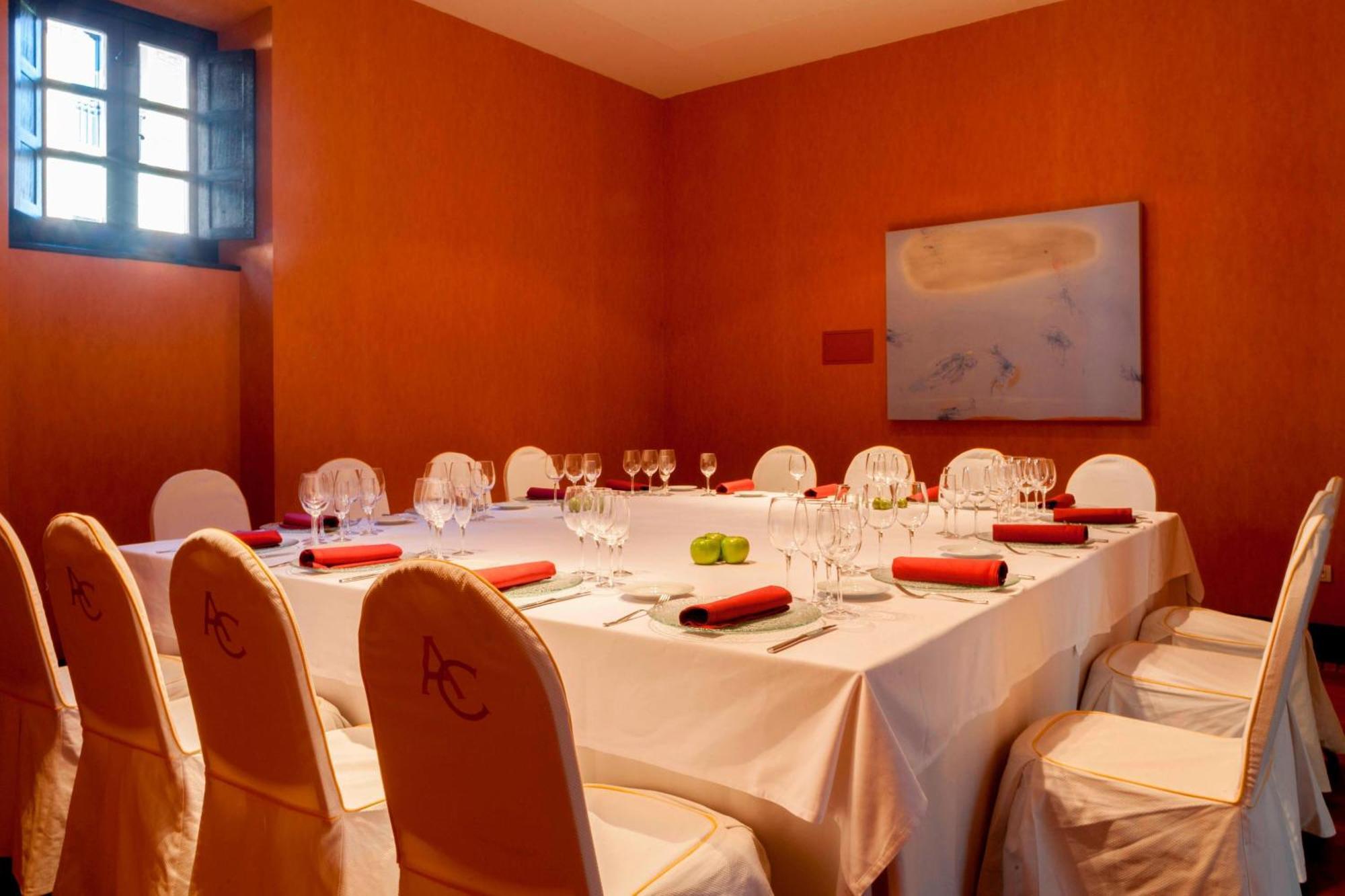 Ac 호텔 팔라시오 데 산타 아나 바야돌리드 외부 사진 A private dining room at the Mandarin Oriental, Madrid