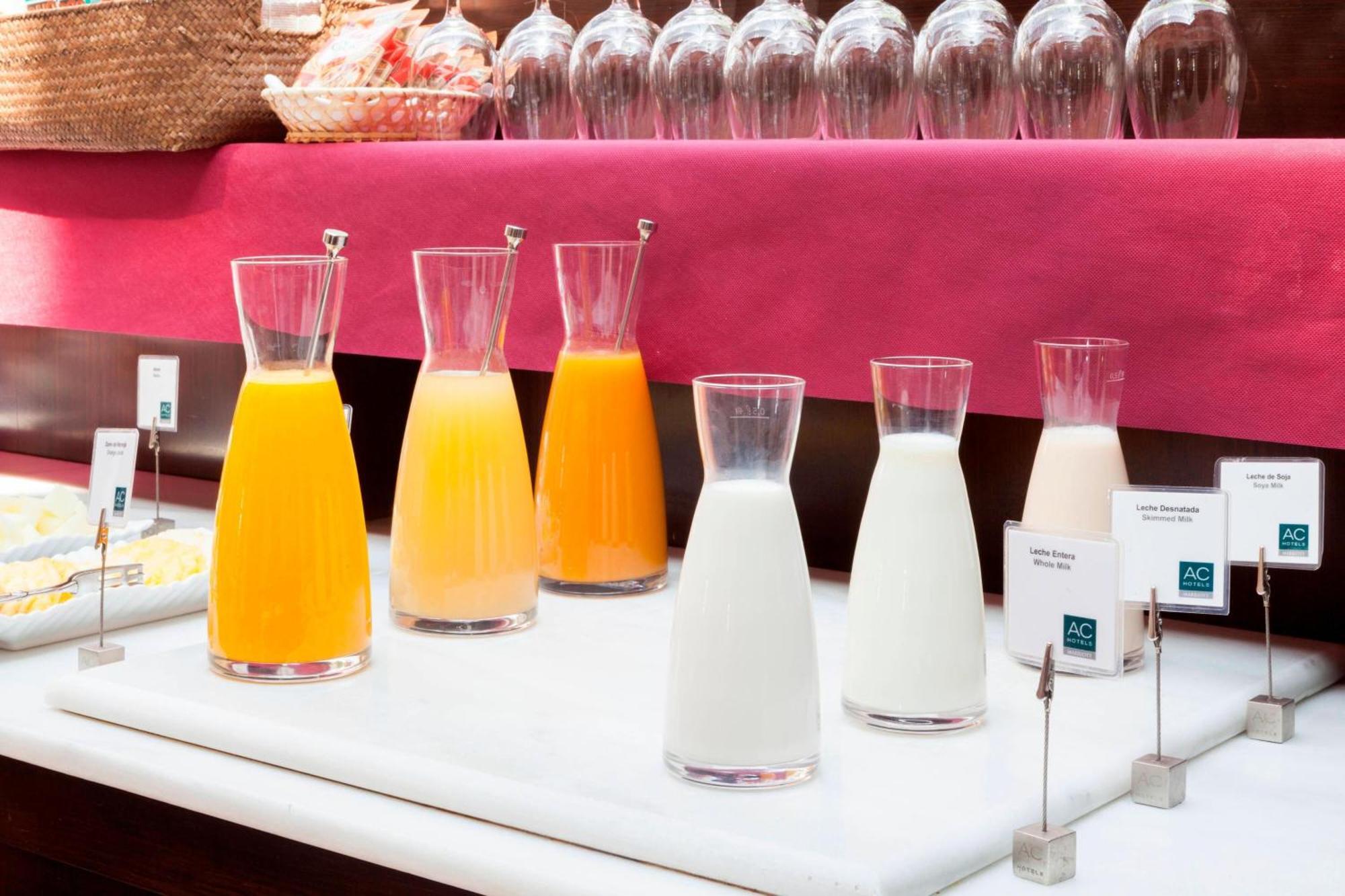 Ac 호텔 팔라시오 데 산타 아나 바야돌리드 외부 사진 Juice and milk at a buffet