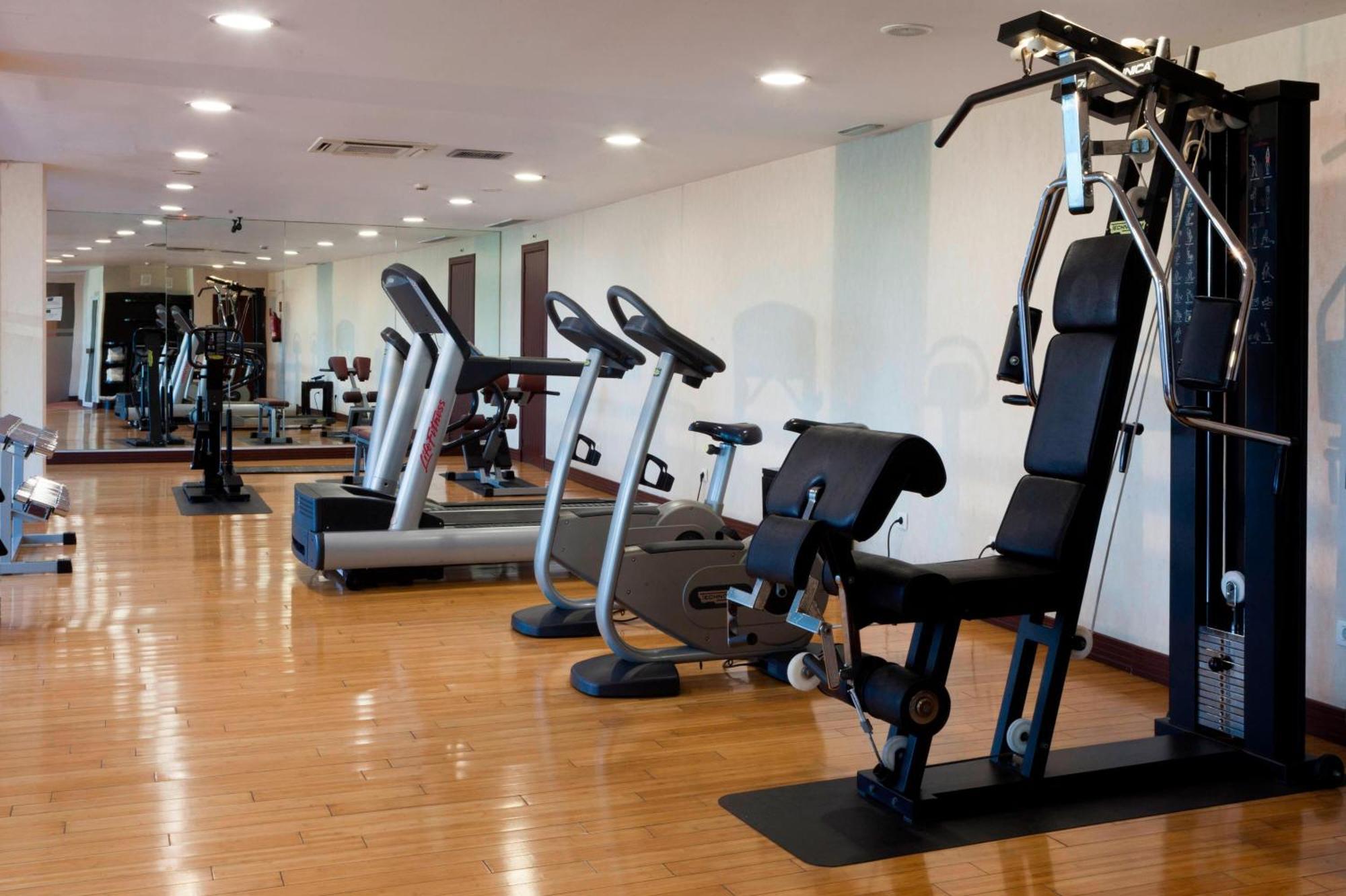 Ac 호텔 팔라시오 데 산타 아나 바야돌리드 외부 사진 A gym in a hotel