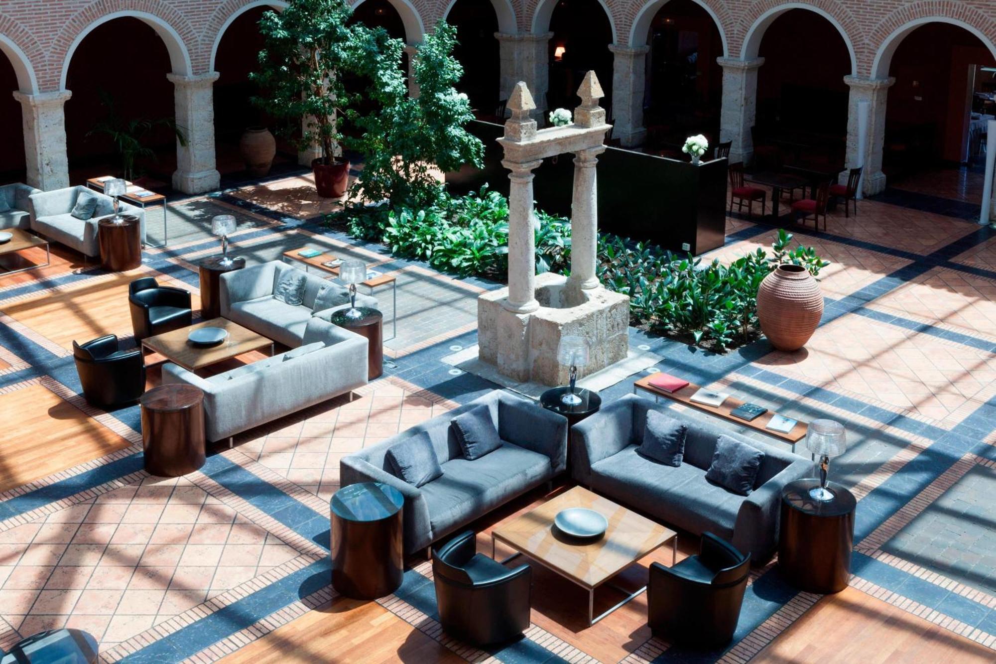 Ac 호텔 팔라시오 데 산타 아나 바야돌리드 외부 사진 The hotel's lobby