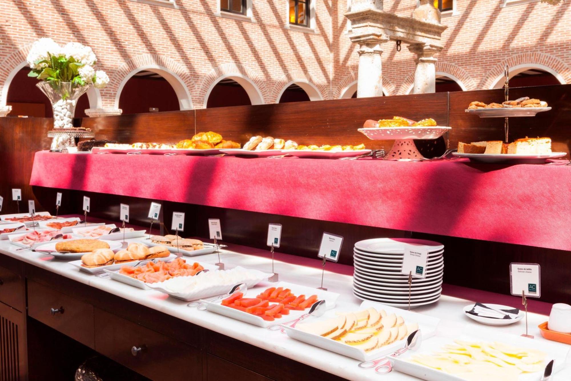 Ac 호텔 팔라시오 데 산타 아나 바야돌리드 외부 사진 A buffet at a hotel