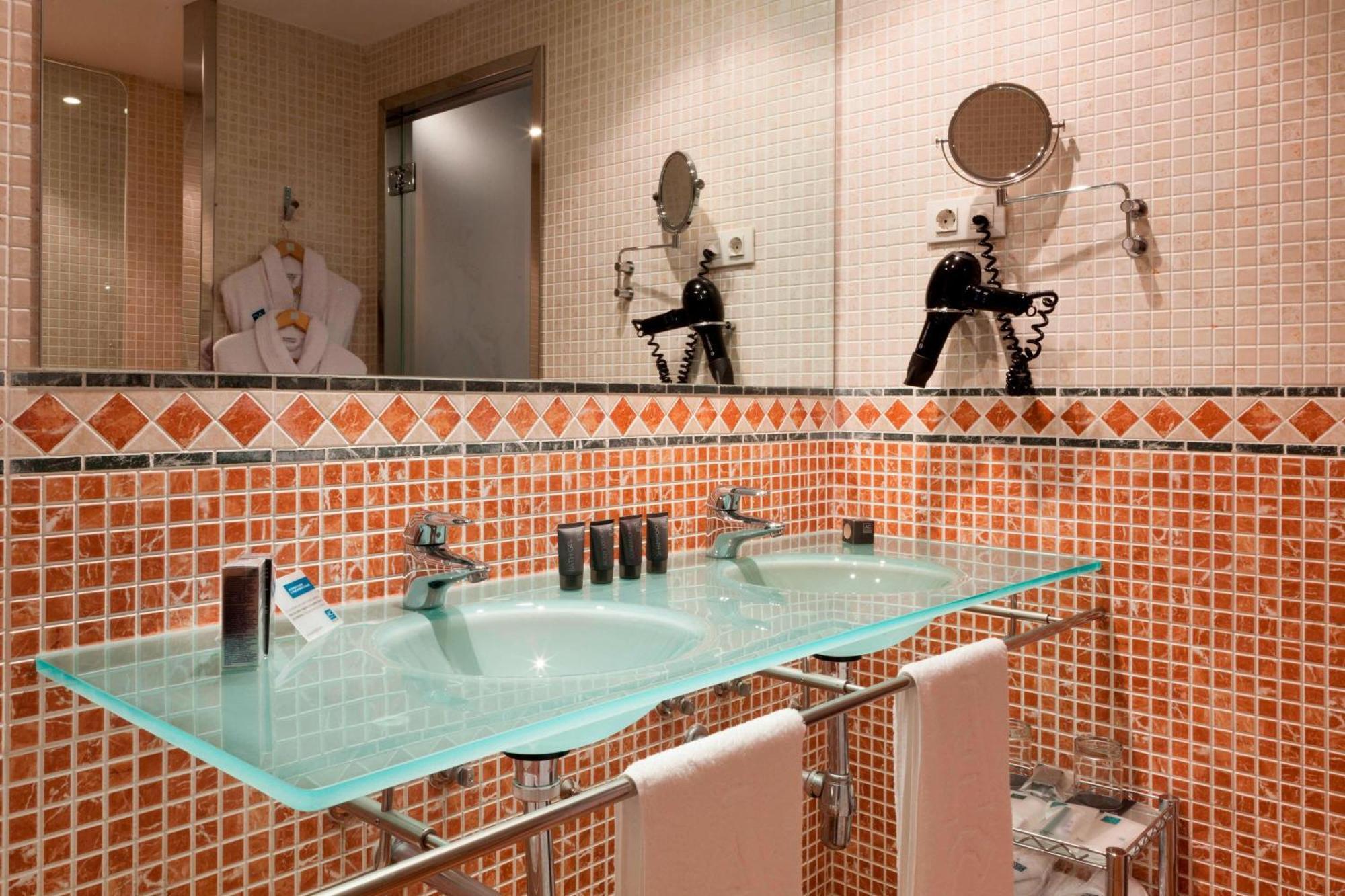 Ac 호텔 팔라시오 데 산타 아나 바야돌리드 외부 사진 Bathroom with glass countertop