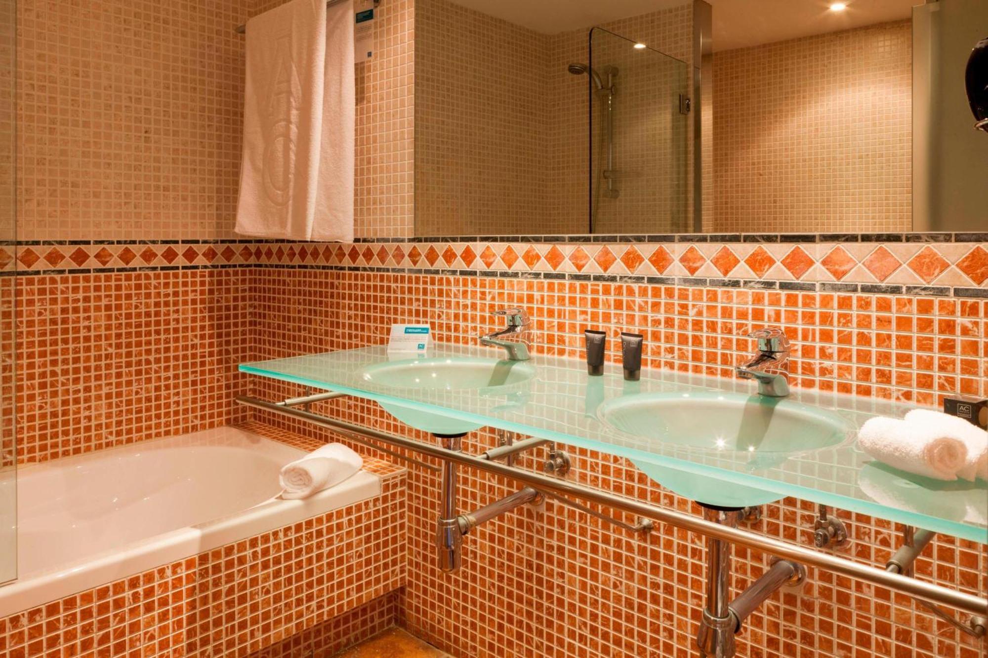 Ac 호텔 팔라시오 데 산타 아나 바야돌리드 외부 사진 Bathroom