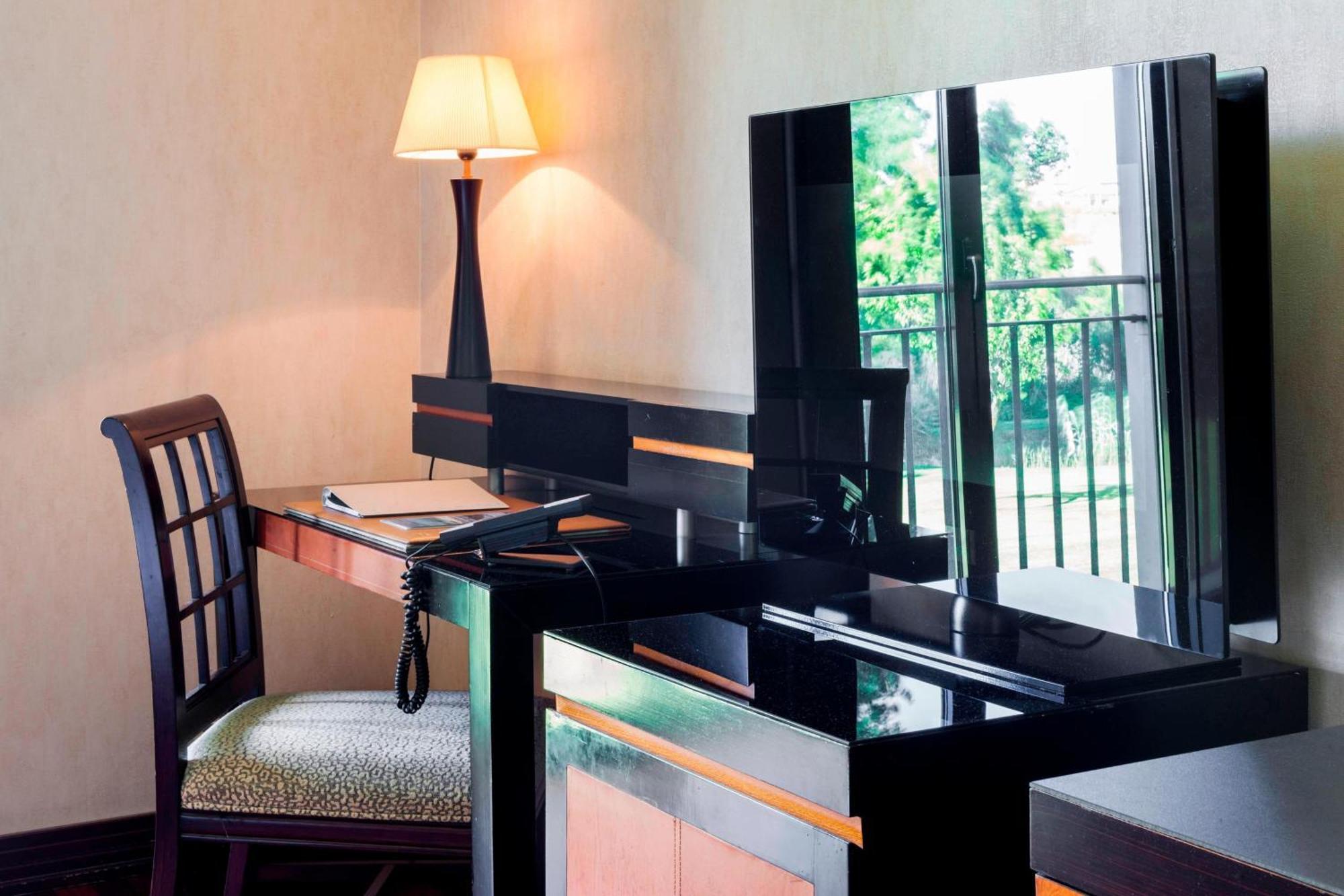 Ac 호텔 팔라시오 데 산타 아나 바야돌리드 외부 사진 A typical work desk in a hotel room