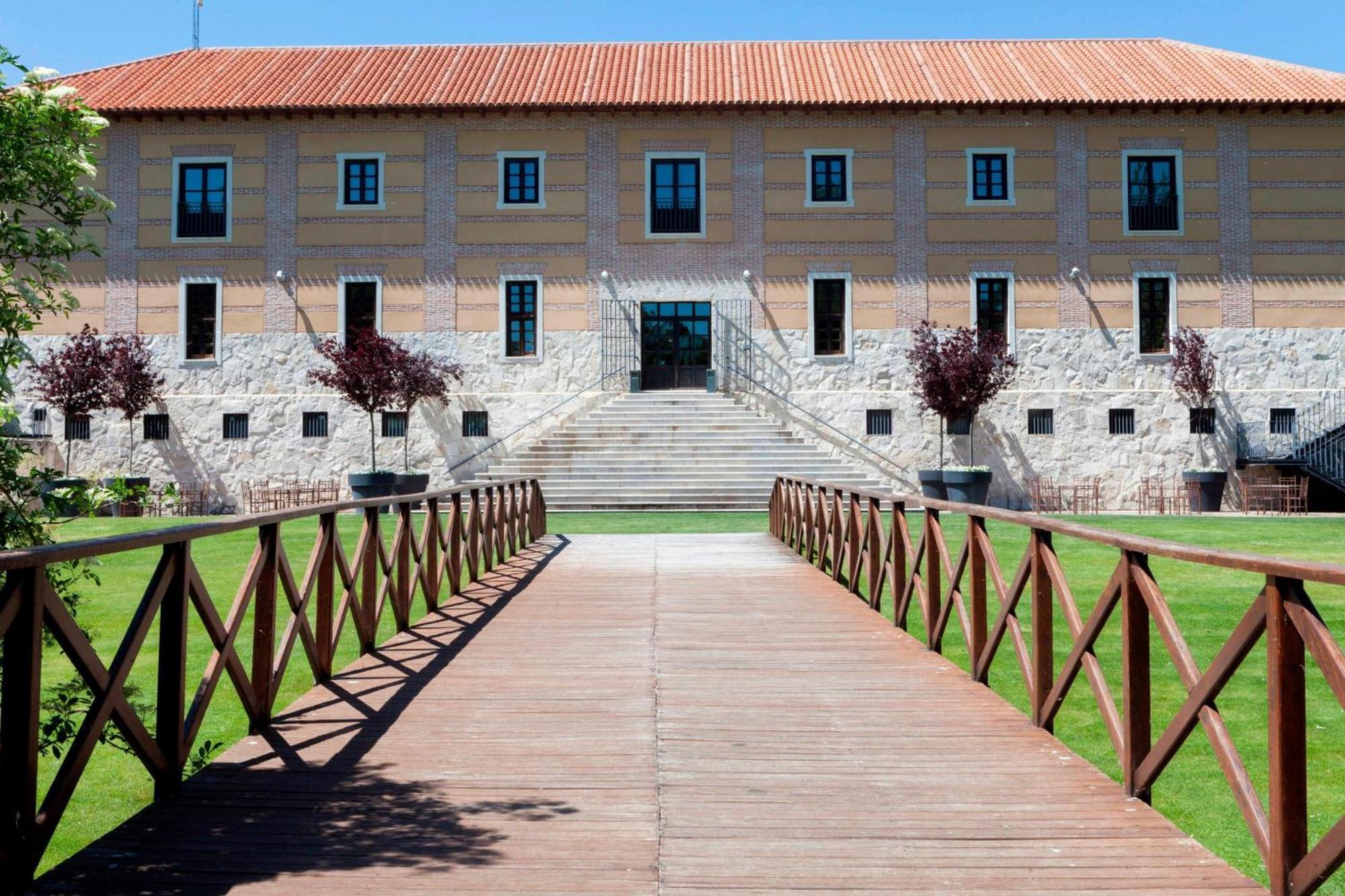 Ac 호텔 팔라시오 데 산타 아나 바야돌리드 외부 사진 The main building of the museum