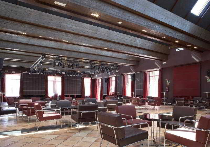 Ac 호텔 팔라시오 데 산타 아나 바야돌리드 내부 사진 The interior of the main conference hall