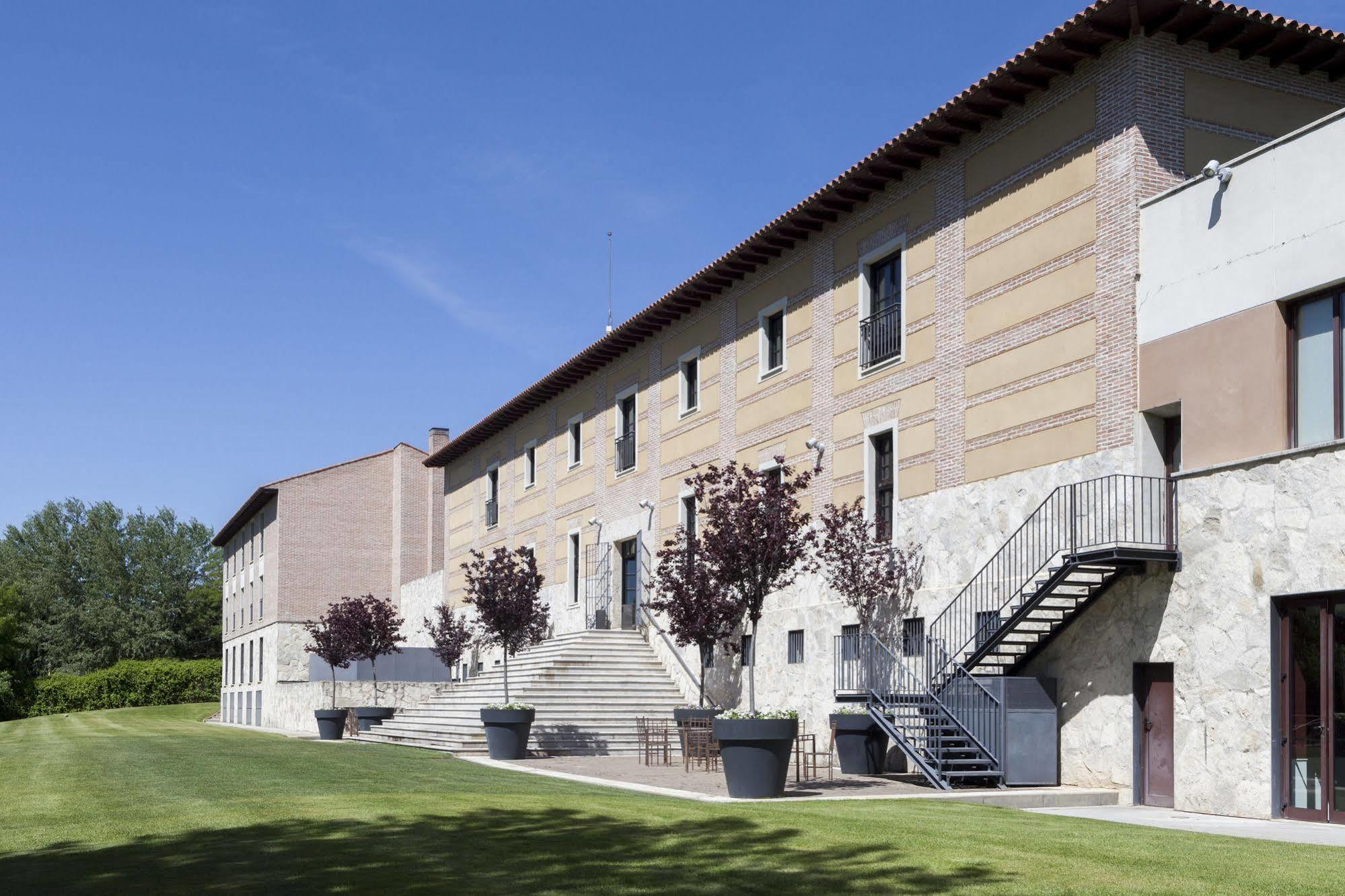 Ac 호텔 팔라시오 데 산타 아나 바야돌리드 외부 사진 The University of Navarra