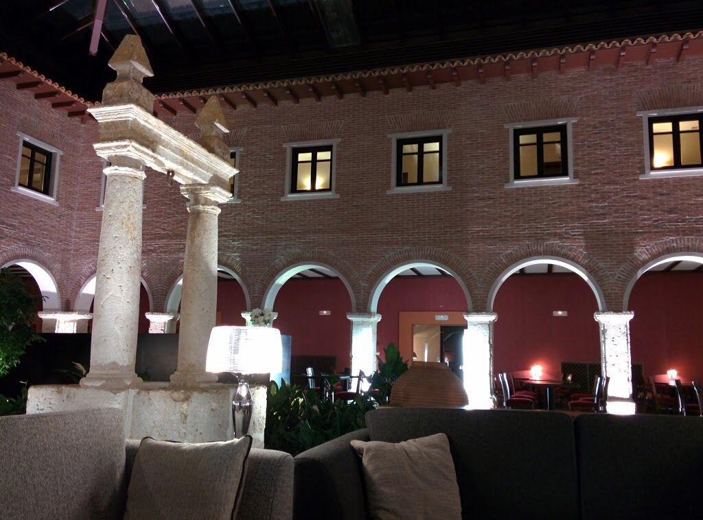 Ac 호텔 팔라시오 데 산타 아나 바야돌리드 외부 사진 The inner courtyard of the hotel